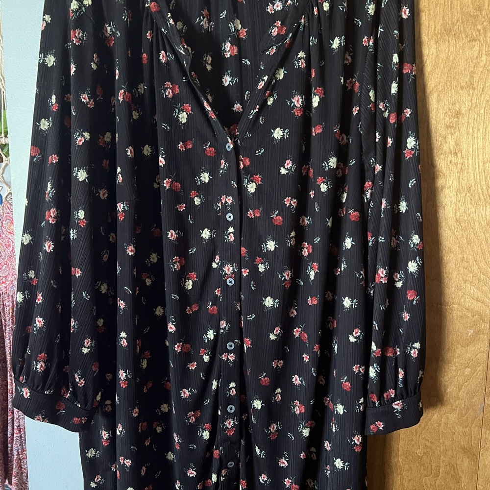 Cute 3/4 length sleeves top, notched collar, buttons all the way down Size 3X